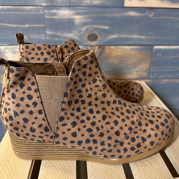 Toms Ankle Boots in Brown with Black Dots - Picture 2 of 9